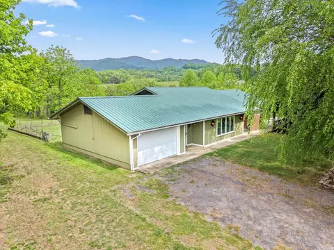 24 Jean Holt Rd, Whittier, NC 28789