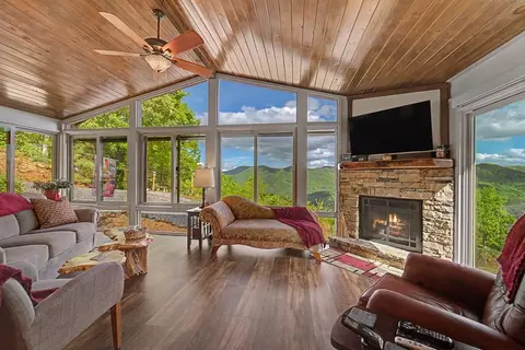 228 Old Owl Rdg, Sylva, NC 28779