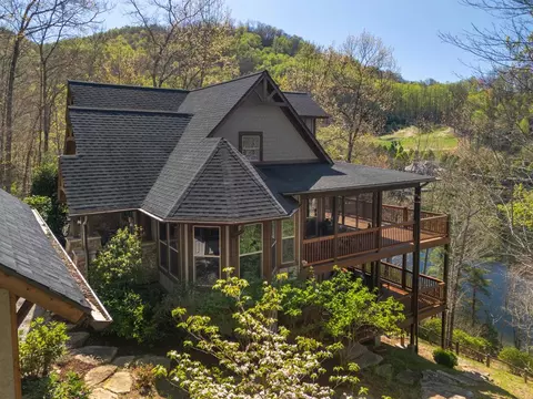 98 Eagle Watch Dr, Tuckasegee, NC 28783