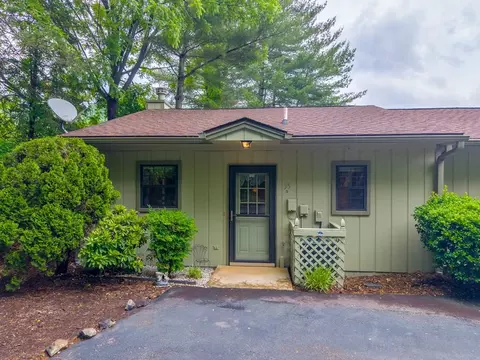 35 Mint Lake Ct W # A, Franklin, NC 28734