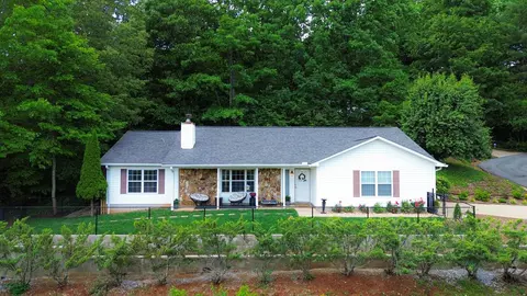 174 Cove Xing, Franklin, NC 28734