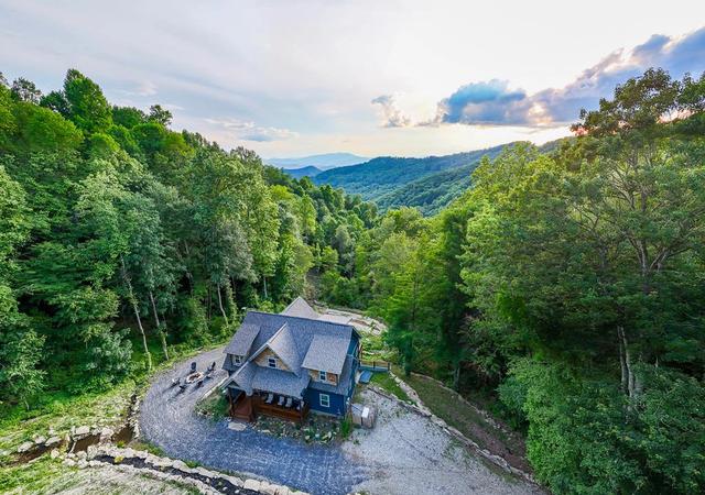 1105 Falls View Dr, Bryson City, NC 28713