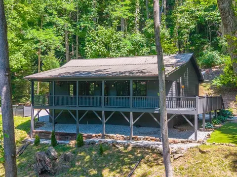 1079 Crestview Dr, Otto, NC 28763