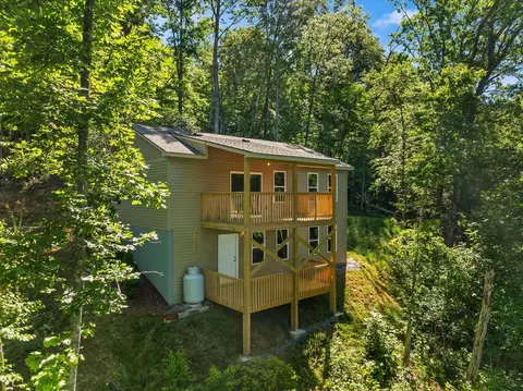 212 Brigsy Ln, Whittier, NC 28789