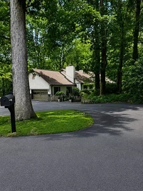 77 Oakwood Ln, Sylva, NC 28779