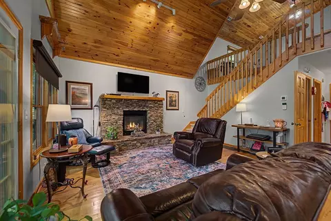 Living - 515 Canterbery Rd, Murphy, NC 28906 photo 2 of 4
