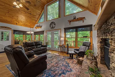 Living - 515 Canterbery Rd, Murphy, NC 28906 photo 3 of 4