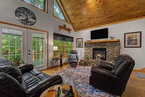 Living - 515 Canterbery Rd, Murphy, NC 28906 photo 1 of 4