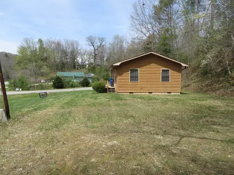 Exterior - 2826 2826 Highlands Rd, Franklin, NC 28734 photo 3 of 5
