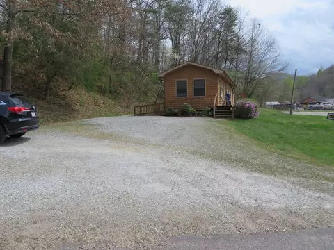 Exterior - 2826 2826 Highlands Rd, Franklin, NC 28734 photo 4 of 5