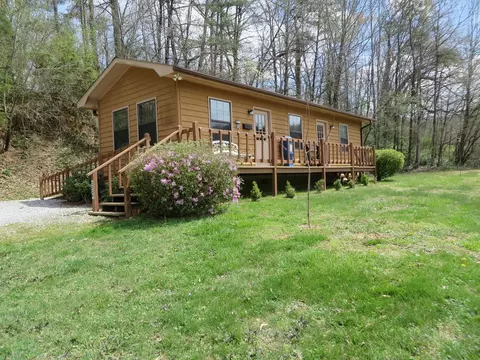 2826 2826 Highlands Rd, Franklin, NC 28734