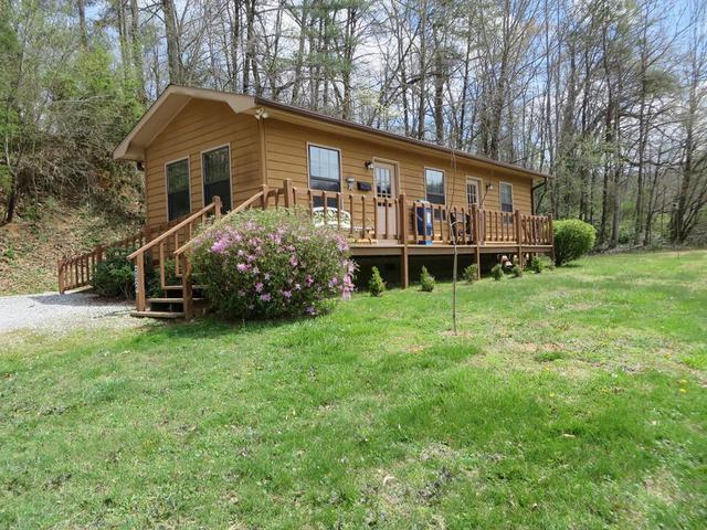 2826 2826 Highlands Rd, Franklin, NC 28734