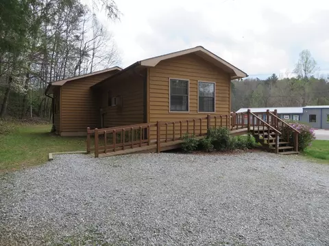 Exterior - 2826 2826 Highlands Rd, Franklin, NC 28734 photo 2 of 5