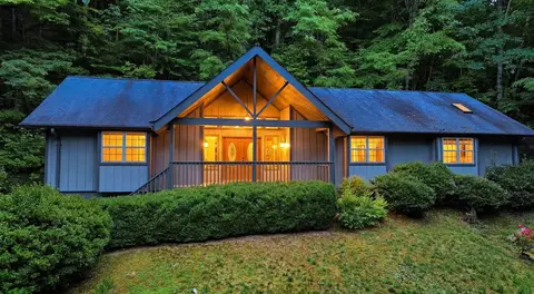 100 Foresthill Ln, Whittier, NC 28789
