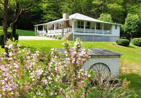 8270 Alarka Rd, Bryson City, NC 28713