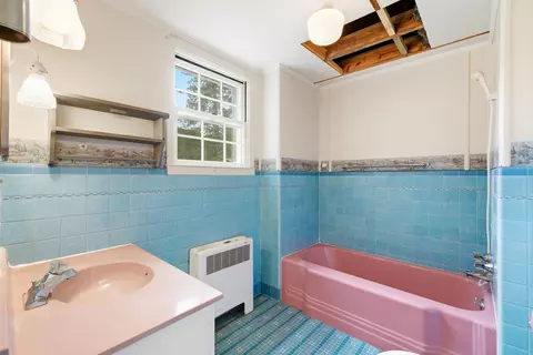 Bath - 783 Skyland Dr, Sylva, NC 28779 photo 1 of 3
