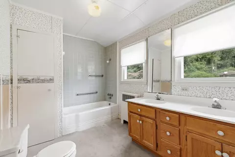 Bath - 783 Skyland Dr, Sylva, NC 28779 photo 2 of 3