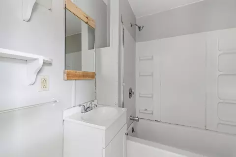Bath - 783 Skyland Dr, Sylva, NC 28779 photo 3 of 3