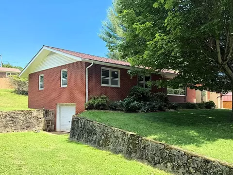 56 Henson Dr, Waynesville, NC 28786