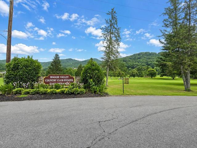 350 Mountain View Dr, Maggie Valley, NC 28751