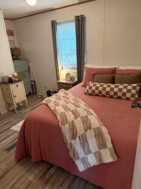Bedroom - 912 Lyle Downs Rd, Franklin, NC 28734 photo 3 of 6