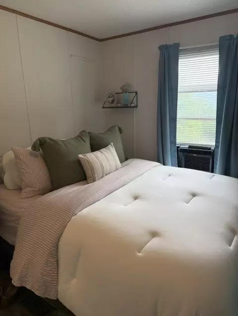 Bedroom - 912 Lyle Downs Rd, Franklin, NC 28734 photo 5 of 6