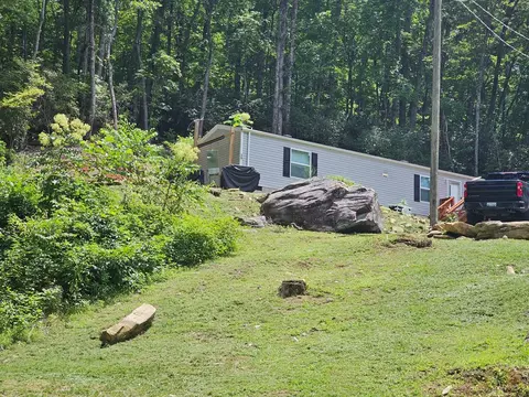Exterior - 39 Boulder Ct, Franklin, NC 28734 photo 2 of 14