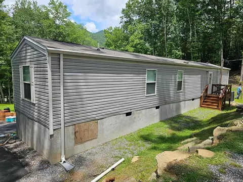 Exterior - 39 Boulder Ct, Franklin, NC 28734 photo 5 of 14