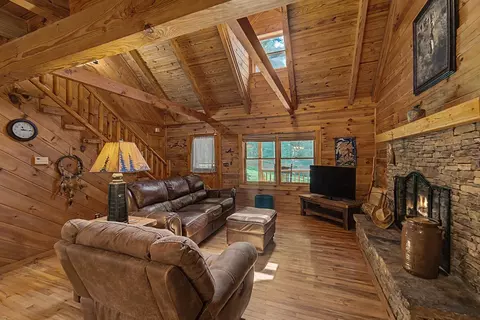 Living - 306 Springbrook Dr, Franklin, NC 28734 photo 2 of 4