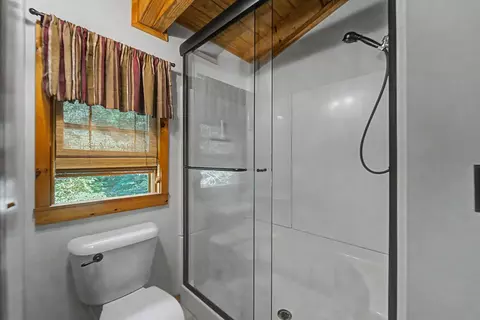 Bath - 306 Springbrook Dr, Franklin, NC 28734 photo 3 of 3