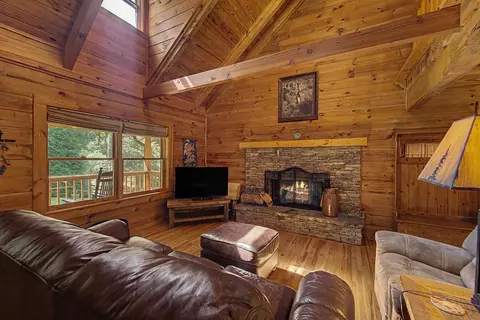 Living - 306 Springbrook Dr, Franklin, NC 28734 photo 3 of 4