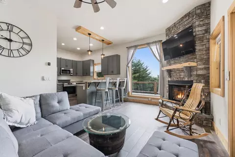 Living - 790 Sierra Cir, Murphy, NC 28906 photo 2 of 4
