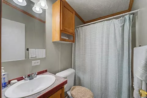 Bath - 96 Beverly Dr, Franklin, NC 28734 photo 3 of 3