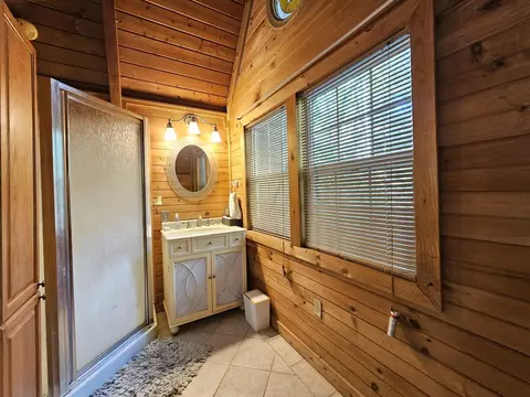 Bath - 607 Echo High Rd, Franklin, NC 28734 photo 1 of 2