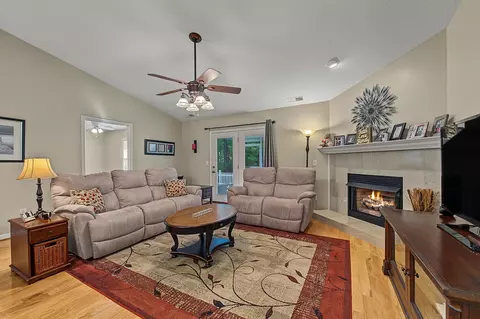 Living - 32 Coventry Cir E, Franklin, NC 28734 photo 2 of 3