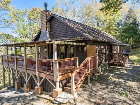 612 Whispering Winds Rd, Waynesville, NC 28785