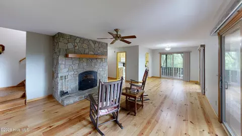 Living - 259 Laurel Ln, Murphy, NC 28906 photo 2 of 2
