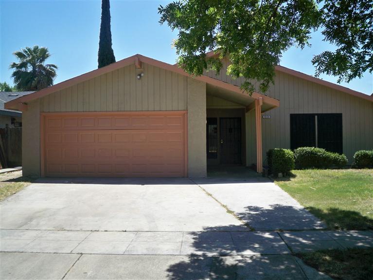 4888 E Atchison Ave, Fresno, CA 93725 photo 1