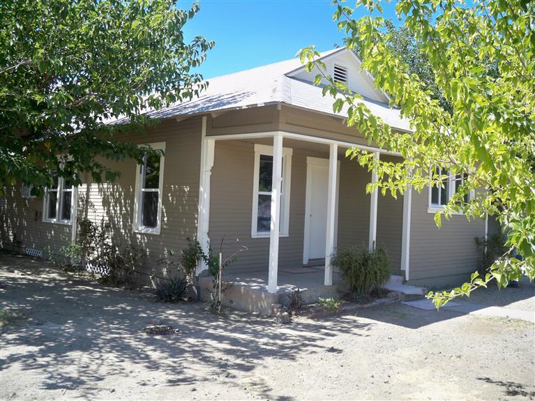 237 E Hawthorne St, Coalinga, CA 93210 photo 1