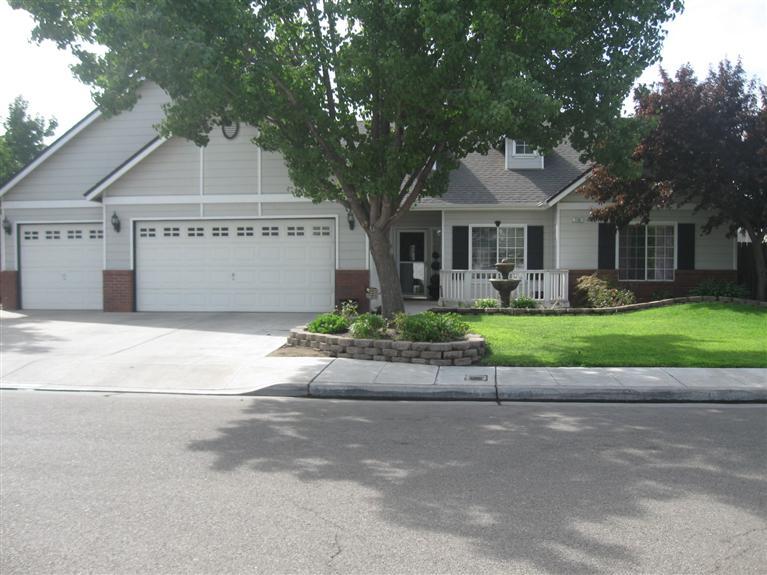 136 Bedford Ave, Clovis, CA 93611 photo 1