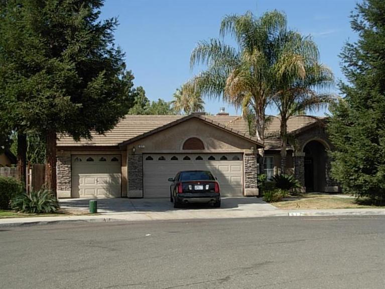 517 Burgundy St, Kerman, CA 93630 photo 1