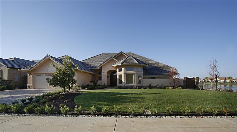 4550 N Waterside Dr, Clovis, CA 93619 photo 1