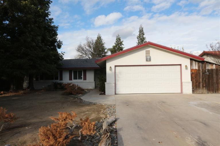 2216 Moir Dr, Sanger, CA 93657 photo 1