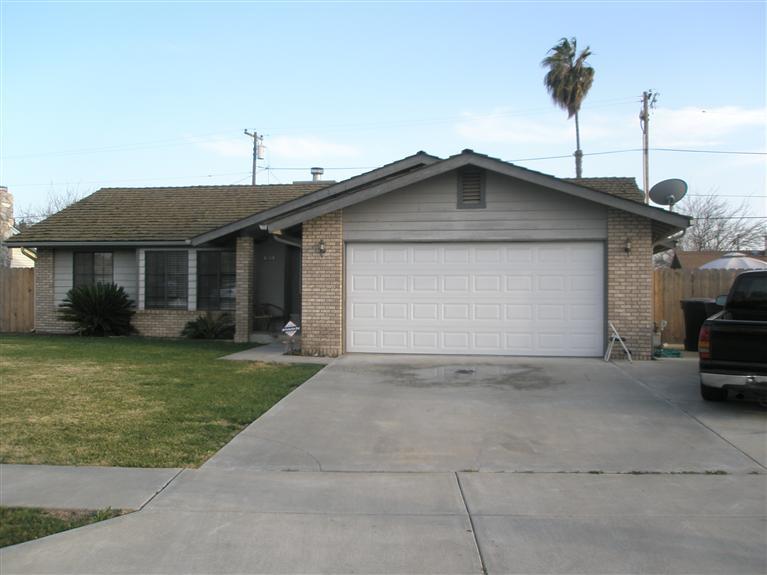 1025 Oakdale Ln, Lemoore, CA 93245 photo 1