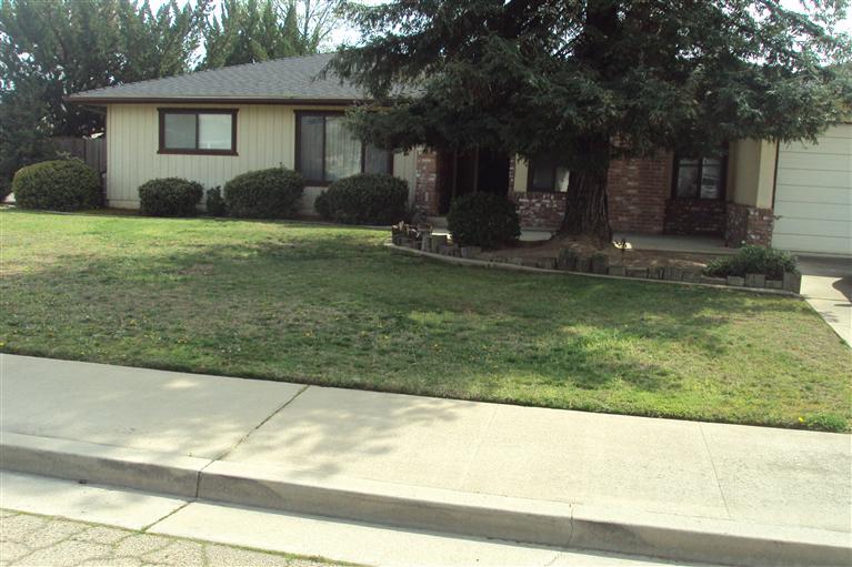 2115 Sequoia Ave, Sanger, CA 93657 photo 1