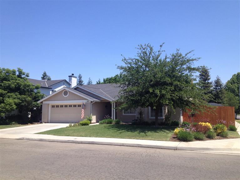 1007 N Cypress Ave, Clovis, CA 93611 photo 1