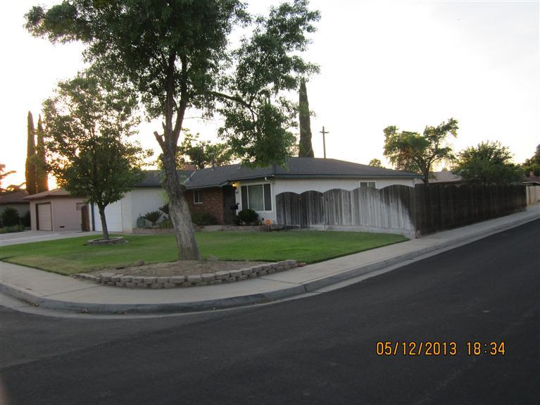 437 W Dennis Dr, Clovis, CA 93612 photo 1