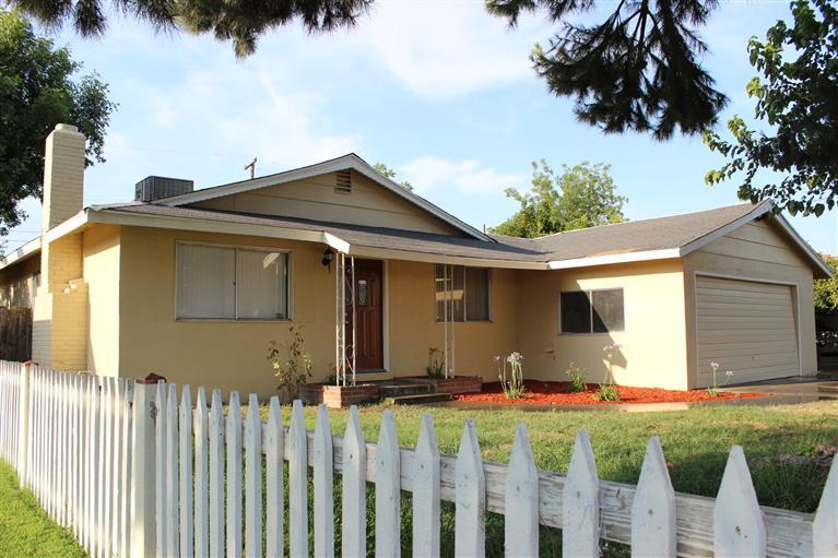 305 Walnut St, Madera, CA 93637 photo 1