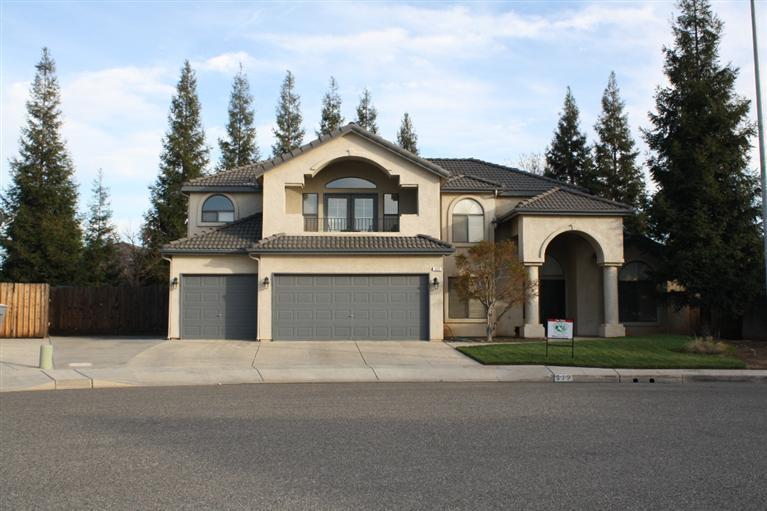 512 W Omaha Ave, Clovis, CA 93619 photo 1