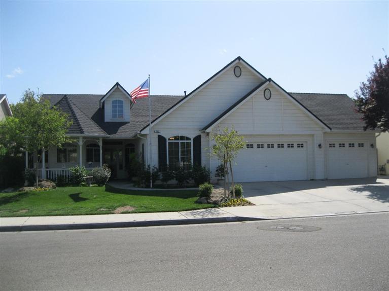 202 W Everglade Ave, Clovis, CA 93619 photo 1